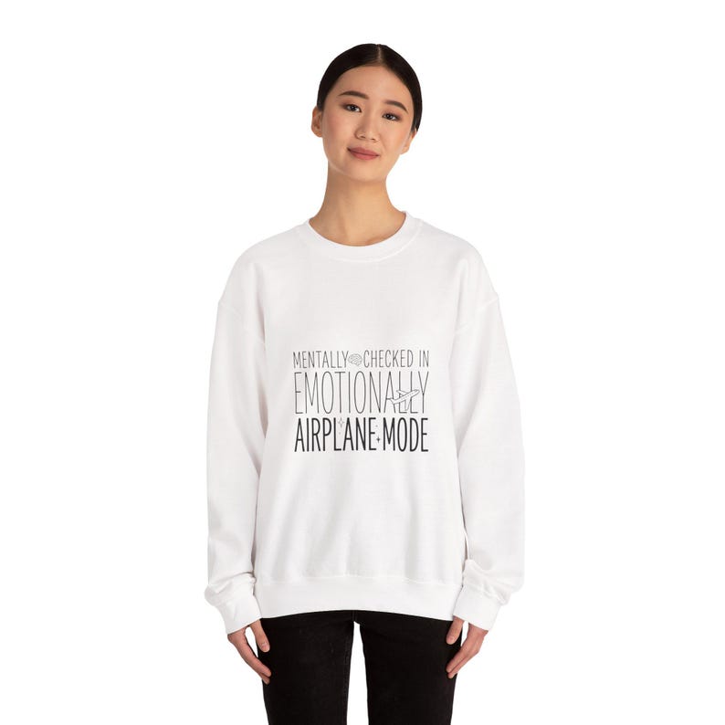 Sweater met ronde hals in vliegtuigmodus | Geestelijke gezondheid Humor, angstig maar functionerend, retro golvende minimalistische afbeelding afbeelding 1
