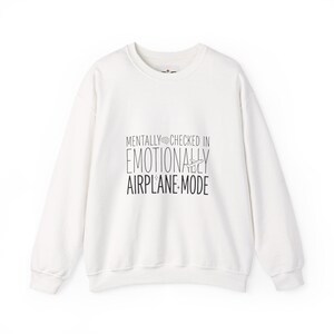 Sweater met ronde hals in vliegtuigmodus | Geestelijke gezondheid Humor, angstig maar functionerend, retro golvende minimalistische afbeelding afbeelding 2