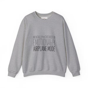 Sweater met ronde hals in vliegtuigmodus | Geestelijke gezondheid Humor, angstig maar functionerend, retro golvende minimalistische afbeelding afbeelding 7