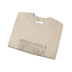 Sweater met ronde hals in vliegtuigmodus | Geestelijke gezondheid Humor, angstig maar functionerend, retro golvende minimalistische afbeelding afbeelding 5