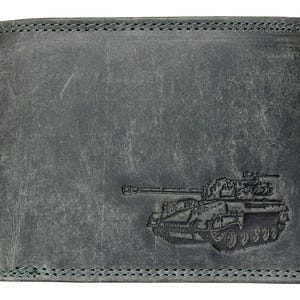 Puede incluir: Una cartera de cuero gris con un borde cosido. La cartera presenta una imagen en relieve detallada de un tanque en la parte delantera. La cartera es rectangular y parece estar hecha de cuero envejecido.