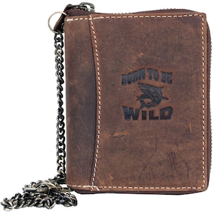 Pode incluir: Carteira de couro marrom com fecho de zíper e corrente de metal. A carteira apresenta o texto em relevo "BORN TO BE WILD" com um gráfico de tubarão. Costuras brancas acentuam as bordas.