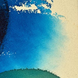 Puede incluir: Arte abstracto sobre lienzo con un degradado de azules y verdes. La obra de arte muestra una mezcla de azul marino intenso, turquesa vibrante y tonos verde azulado suaves, creando una sensación de profundidad y movimiento. El lienzo tiene una superficie texturizada.