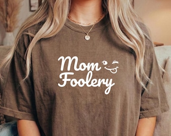 Mama Foolery Shirt, Komfort Farben Mama Shirt, lustiges Mama T Shirt, Muttertag Shirt, Geschenk für Mama, Mama T-Shirt, Mutterschaft Humor T-Shirt, Mama Shirt