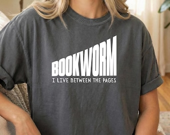 Ich lebe zwischen den Seiten, Bücherwurm T-Shirt, süßes Buch-Liebhaber-Shirt, Lehrer-Lese-T-Shirt, literarisches Leser-T-Stück, Geschenk für Leser