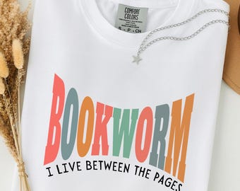 Retro Bücherwurm T-Shirt, ich lebe zwischen den Seiten Shirt, Buch-Liebhaber-T-Shirt, süßes Leser-Shirt, Lehrer-Lesung-t-stück, Bücherwurm Geschenk für Leser