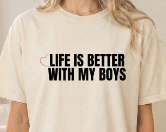 Das Leben ist besser mit meinen Jungen T-Shirt, Junge Mutter Shirt, Mutter von Jungen T-Shirt, Komfort Farben Shirt, Muttertagsgeschenk für Mama, Mama Shirt, süßes Mama Shirt