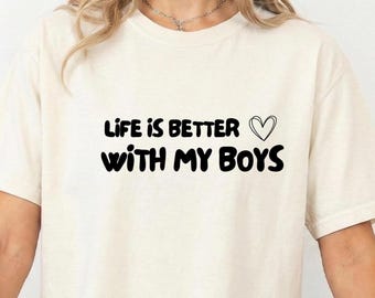 Das Leben ist besser mit meinen Jungen Shirt, Mutter von Jungen T-Shirt, Komfort Farben Mama Shirt, Muttertag Shirt, Geschenk für Mama, Mama Shirt, süßes Mama Leben T-Shirt