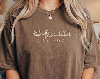 Bücherwurm auf einem Strand Shirt, Küsten Leser Shirt, Sommer Lese T-Shirt, Ozean Liebhaber Buch Shirt, Meeresschildkröte Buch Shirt, Strand Bücherwurm Geschenk