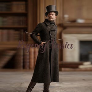 Könnte beinhalten: Eine Figur, die eine dunkelbraune, lang geschnittene Wolljacke mit doppelreihigen Knöpfen, einen hohen Zylinder und dunkle Stiefel trägt. Die Figur hält einen dünnen hölzernen Gehstock hinter dem Rücken. Der Text Regency Classics ist sichtbar.