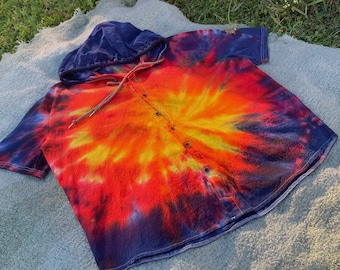 Felpa con cappuccio tie-dye a spirale realizzata a mano