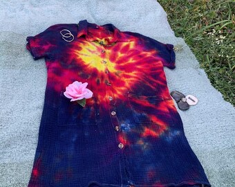 Vestido camisero con estampado tie-dye en espiral hecho a mano