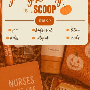Könnte beinhalten: Ein Geschenkset mit der Aufschrift pumpkin spice scoop, das einen Stift, einen Ausweishalter, Lotion, Socken, einen Notizblock und Süßigkeiten enthält. Die Artikel sind orange und weiß, inklusive eines Notizblocks mit dem Text NURSES MAKE LIFE BETTER.