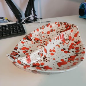Vintage-Aschenbecher aus Keramik im Mid-Century-Stil mit Spritzglasur, großer, unterteilter Retro-Aschenbecher in Orange und Braun mit Tropfenmuster, Keramikschale mit Atomblatt-Motiv aus den 1960er Jahren