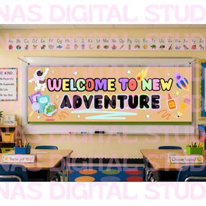 Puede incluir: Un cartel para el aula con fondo color canela claro y el texto WELCOME TO NEW ADVENTURE en letras negras en negrita. El diseño incluye ilustraciones coloridas de un astronauta, un globo terráqueo, un cohete, un cometa, estrellas y útiles escolares.