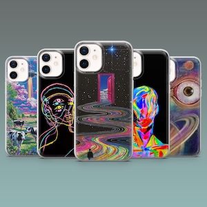 Pode incluir: Uma coleção de cinco capas de telemóvel com designs únicos, coloridos e surreais. As capas apresentam imagens de um OVNI, uma figura com múltiplos olhos, uma porta para outra dimensão, um rosto colorido e um olho com um planeta.