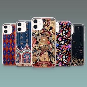 Op de afbeelding: Een verzameling van vijf telefoonhoesjes met unieke ontwerpen. De hoesjes tonen verschillende patronen, waaronder circus-thema illustraties, geometrische vormen en abstracte kunst. Elke hoes heeft een transparante rand.