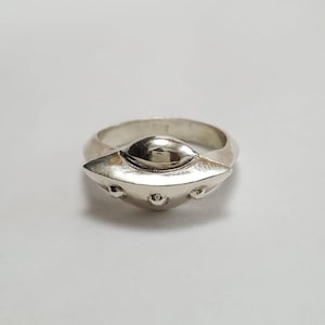 UFO Ring in Sterling silver, silver UFO ring, silver flying saucer ring, silver alien jewelry, celestial jewelry, sci fi jewelry, UFO silver