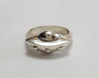 UFO Ring in Sterling silver, silver UFO ring, silver flying saucer ring, silver alien jewelry, celestial jewelry, sci fi jewelry, UFO silver