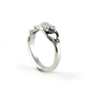 Frog Ring in Sterling Silver, handmade hopping frog ring, frog lover jewelry , animal jewelry, jumping toad ring, dainty frog ring