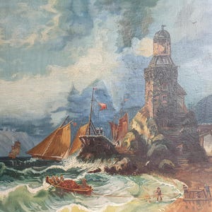 Könnte beinhalten: Ein Ölgemälde einer Küstenszene mit einem steinernen Leuchtturm an einem felsigen Ufer, Segelbooten mit braunen Segeln auf unruhigem blau-grünem Wasser und Figuren am Strand, die ein kleines Boot mit einem Netz aus der Brandung ziehen.