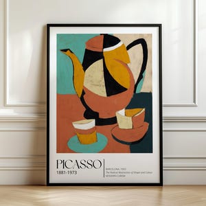 Puede incluir: Una lámina de arte enmarcada con una pintura de estilo cubista de una tetera y dos tazas sobre platillos en tonos negro, amarillo, terracota y verde azulado. El texto dice PICASSO 1881-1973, BARCELONA, 1903, The Radical Abstraction of Shape and Colour, MODERN CUBISM.