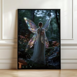Könnte beinhalten: Ein gerahmter Wandkunstdruck, der eine Figur von hinten zeigt, bekleidet mit einem langen, fließenden weißen Kleid und großen, irisierenden, durchscheinenden Flügeln. Die Figur steht in einer dunklen Waldumgebung mit Lichtern und Pilzen.