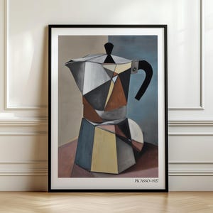 Pode incluir: Impressão emoldurada de uma cafeteira em estilo cubista. A obra apresenta formas geométricas em tons de cinza, castanho, amarelo e azul. A impressão está rotulada "PICASSO - 1927" na parte inferior.