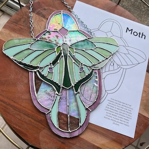 Wzór witrażu „Luna Moth Suncatcher”: poziom średniozaawansowany (PDF)