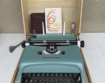 Olivetti Studio 44 Cursive Script Schreibmaschine im Koffer SN #354796