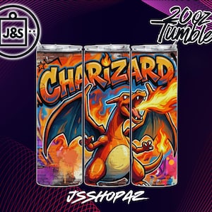 Puede incluir: Tres vasos de 20 oz con un diseño de Charizard. El diseño presenta un Charizard naranja vibrante que escupe fuego, sobre un fondo de pared de ladrillos de estilo grafiti. La palabra "CHARIZARD" está escrita en letras coloridas y en negrita. Los vasos tienen un fondo negro y morado.