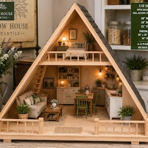 Puede incluir: Una casa de muñecas en forma de A a escala 1:12 con diseño abierto en la parte posterior, que mide 71 cm de ancho, 46 cm de profundidad y 79 cm de alto. El interior incluye sala, cocina, comedor y un dormitorio en el loft de 46 por 25 cm.