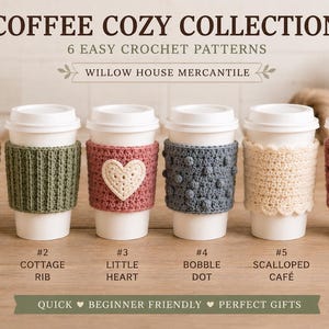 Op de afbeelding: Zes witte papieren koffiebekers met gehaakte hoesjes in diverse texturen en kleuren: beige met knoop, groen geribbeld, roze met hartje, blauw met nopjes, crème geschulpt en mauve granny square. De tekst luidt COFFEE COZY COLLECTION.