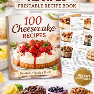 Könnte beinhalten: Ein Kochbuch mit dem Titel "100 Cheesecake Recipes" mit einem mit Erdbeeren belegten Käsekuchen auf dem Cover. Das Bild zeigt auch Käsekuchenstücke mit verschiedenen Belägen, darunter Schokolade, Blaubeeren und Nüsse. "Printable Recipe Book" steht auf dem Cover.