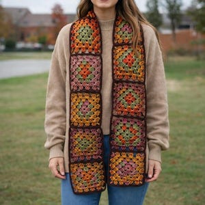 Op de afbeelding: Een witte keramische mok met een zwart handvat en de tekst "But First, Coffee" in een handschriftstijl. De mok staat op een wit oppervlak. De mok is ongeveer 10 cm hoog.