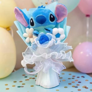 Peluche bleue au point bleu avec coeur au crochet, cadeau de fleurs farcies kawaii image 1