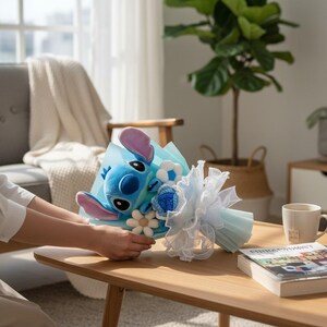 Peut inclure: Une tasse en c&eacute;ramique blanche avec une anse noire et le texte "But First, Coffee" en gras noir. La tasse est pos&eacute;e sur un fond neutre, soulignant son design simple.