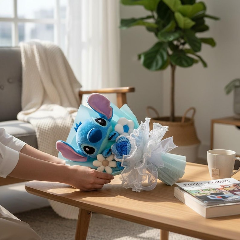 Peut inclure: Une tasse en c&eacute;ramique blanche avec une anse noire et le texte "But First, Coffee" en gras noir. La tasse est pos&eacute;e sur un fond neutre, soulignant son design simple.