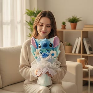 Peut inclure: Un bouquet en peluche avec un personnage Stitch bleu aux grandes oreilles, entour&eacute; de fleurs d&eacute;coratives blanches et bleues. Le bouquet est envelopp&eacute; de papier bleu clair et de dentelle blanche, nou&eacute; avec un ruban blanc.
