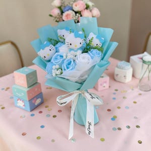Ramo de peluche inspirado en Hello Kitty de 35 cm, ramo de flores de peluche azul kawaii, bonito regalo de peluche, decoración de habitación en tonos pastel.