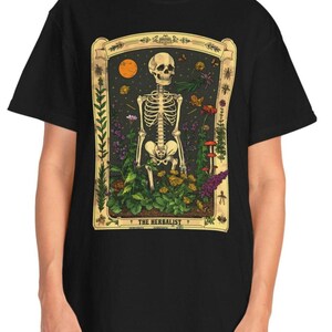 Camiseta de tarot con esqueleto en la parte superior de la carta del tarot con temática de jardín, camiseta de colores cómodos con calavera de hongo, camiseta floral