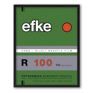 Op de afbeelding: Een groene en witte poster met de tekst "efke" in wit en een rode cirkel. De tekst "CRNO - BIJELI NEGATIV FILM" is in zwart en wit. De tekst "R 100 120 ISO 100/21°" is in zwart en oranje. De tekst "FOTOKEMIKA SAMOBOR-CROATIA" is in zwart en wit. De tekst "CRNO - BIJELI NEGATIV FILM/BLACK & WHITE NEGATIVE FILM" is in zwart en wit. De tekst "8 exp. 6x9/12 exp. 6x6/16exp. 4,5x6 cm" is in zwart en wit.