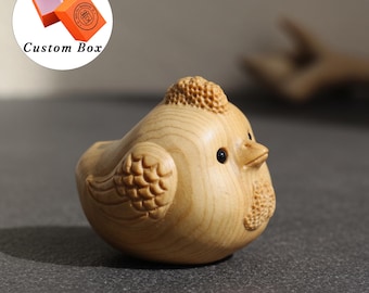 Figura de gallina tallada a mano en madera de tuya, escultura de pájaro en miniatura de madera natural, decoración de escritorio estilo zen, regalo de cumpleaños único para amantes de las aves.