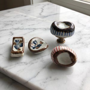Tiradores de cerámica hechos a mano para cajones, tiradores florales para armarios, pomos rústicos de cerámica para cómodas, herrajes de cocina estilo casa de campo, decoración de muebles única
