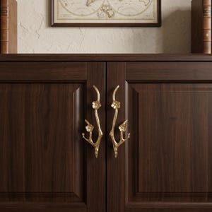 Tirador de armario con forma de rama dorada, tirador de cajón floral, herrajes de latón inspirados en la naturaleza, tirador de puerta de armario rústico, decoración botánica para el hogar.