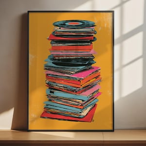 Puede incluir: Una impresión artística vertical enmarcada que muestra una pila alta de discos de vinilo y coloridas fundas de álbumes sobre un fondo amarillo mostaza sólido. La pila incluye varios tonos de rojo, rosa, azul y negro, creando una imagen vibrante.