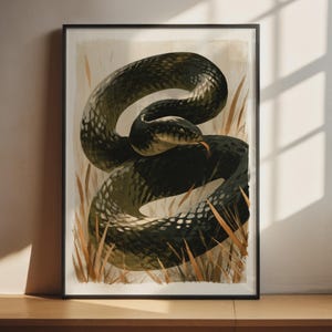 Könnte beinhalten: Ein gerahmter Wandkunstdruck, der eine dunkelgrüne, geringelte Schlange mit sichtbaren Schuppen und herausgestreckter Zunge zeigt. Die Schlange befindet sich inmitten von hohem, beigefarbenem Gras vor einem hellen, neutralen Hintergrund.