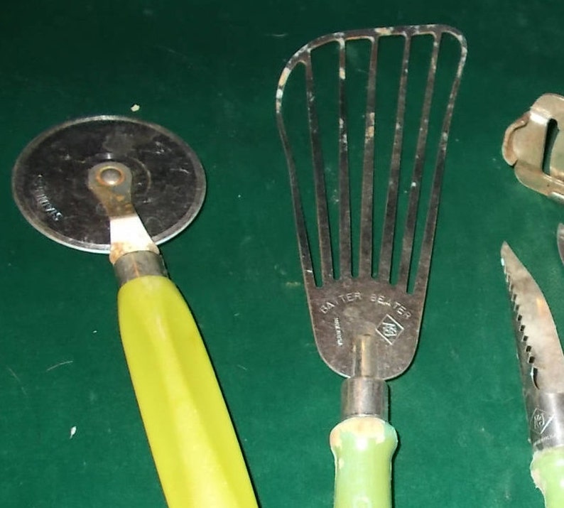 Green Kitchen Decoration Retro Kitchen Gadget Collection Farmhouse Kitchen Country Vintage Kitchen Tool Decor Peeler Pizza Cutter Opener