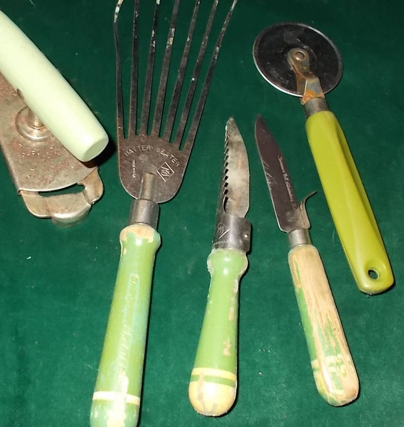Green Kitchen Decoration Retro Kitchen Gadget Collection Farmhouse Kitchen Country Vintage Kitchen Tool Decor Peeler Pizza Cutter Opener