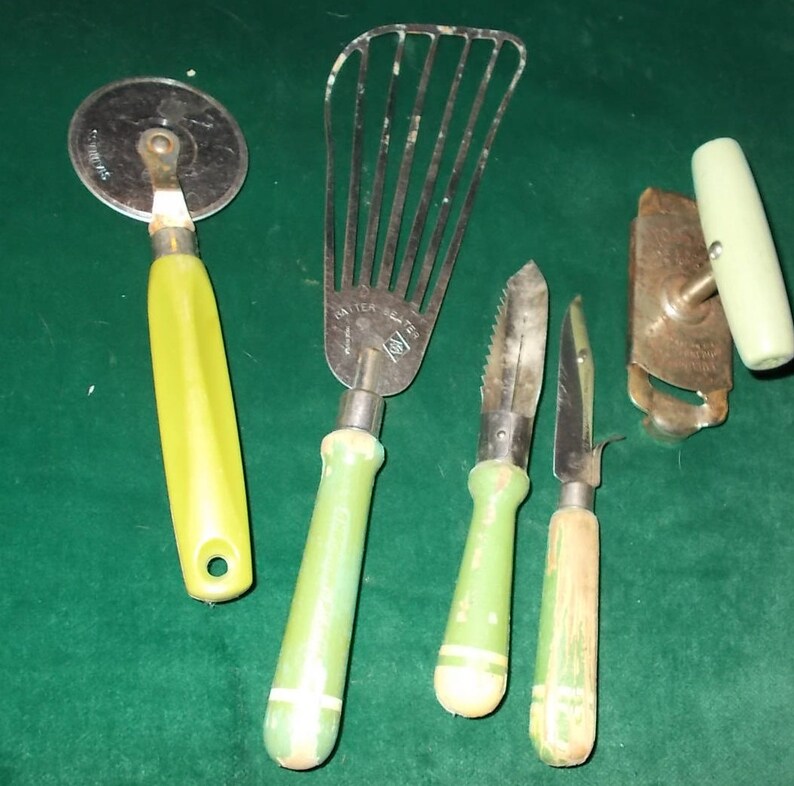 Green Kitchen Decoration Retro Kitchen Gadget Collection Farmhouse Kitchen Country Vintage Kitchen Tool Decor Peeler Pizza Cutter Opener
